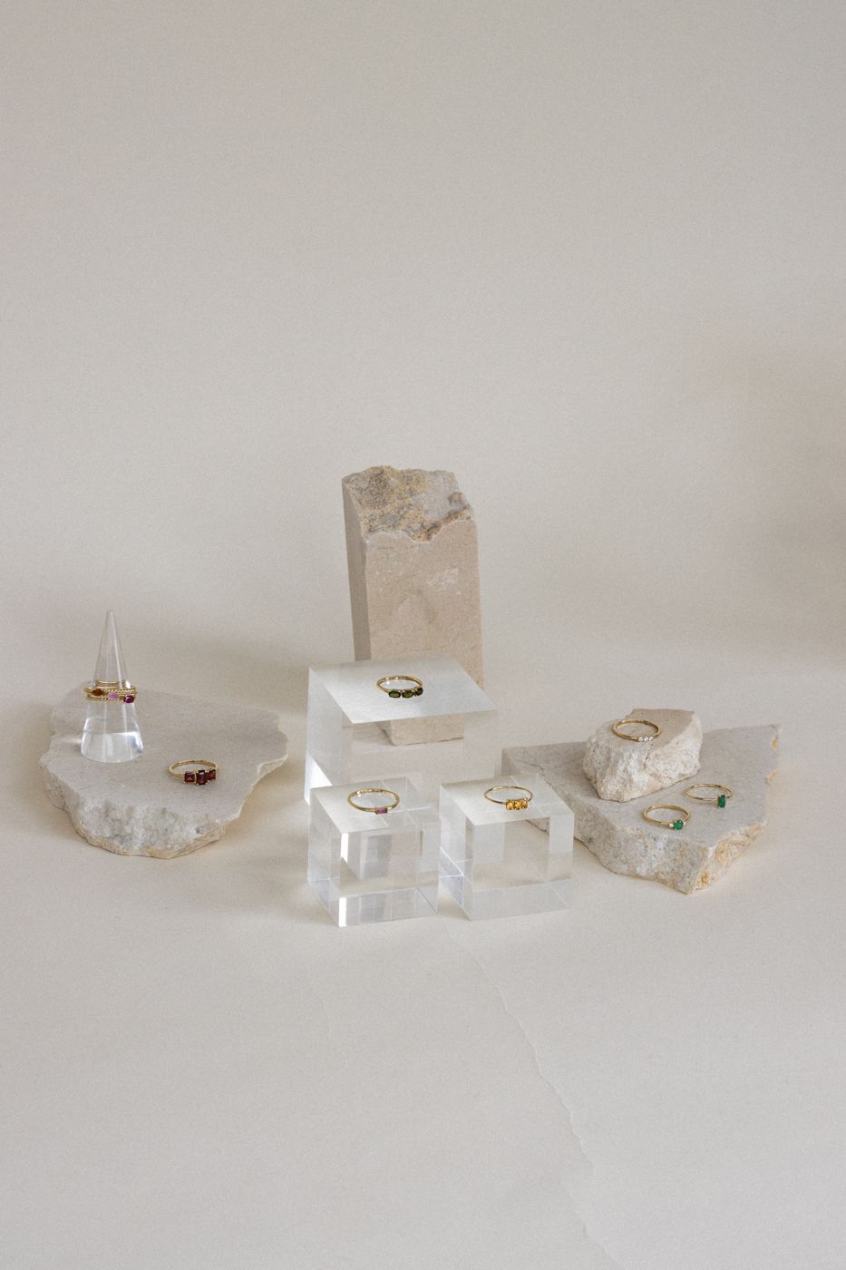 Setcompositie met props en achtergronddoek voor een campagnebeeld