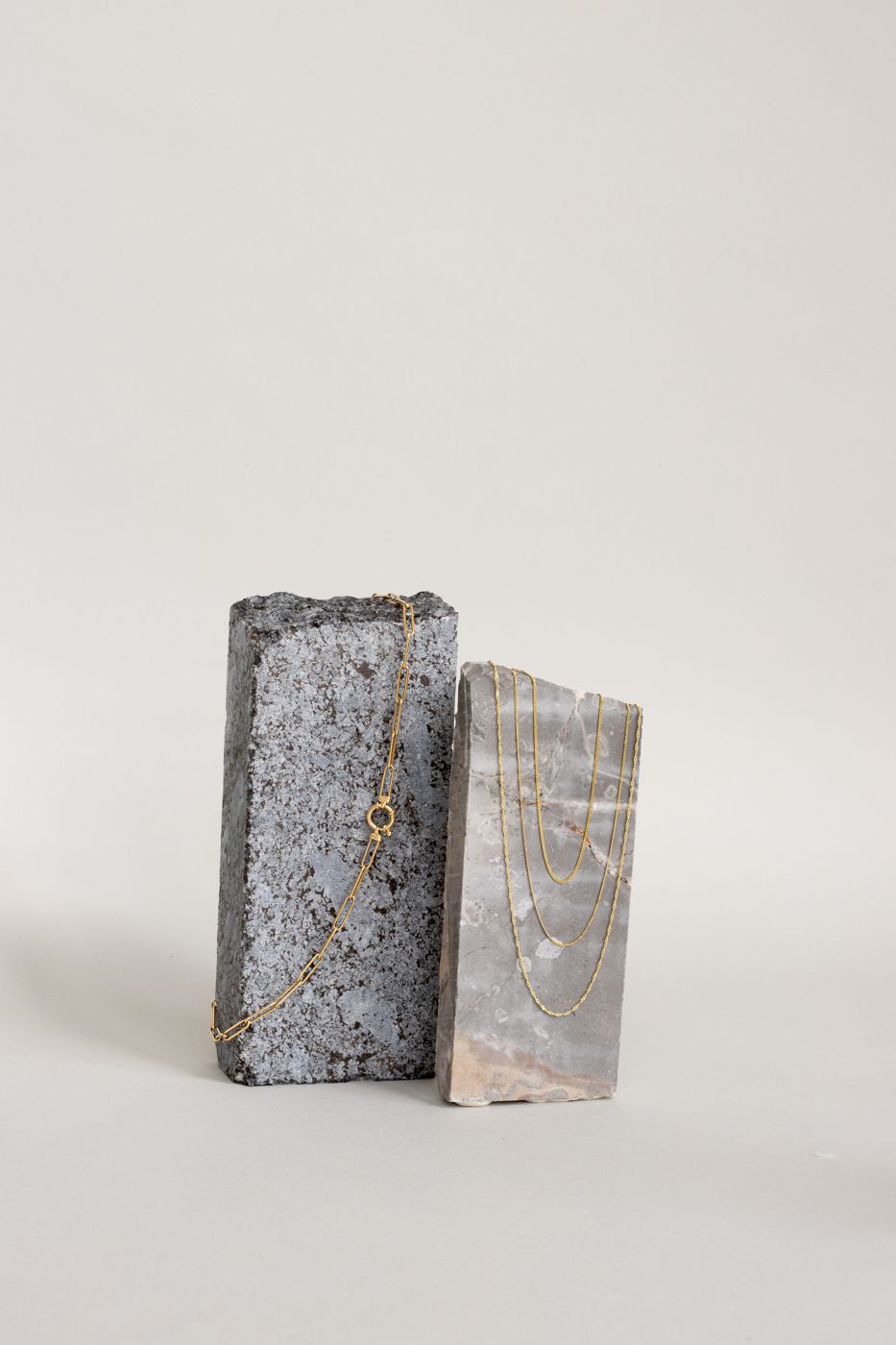Stilleven met natuurlijke materialen op een gestylede set