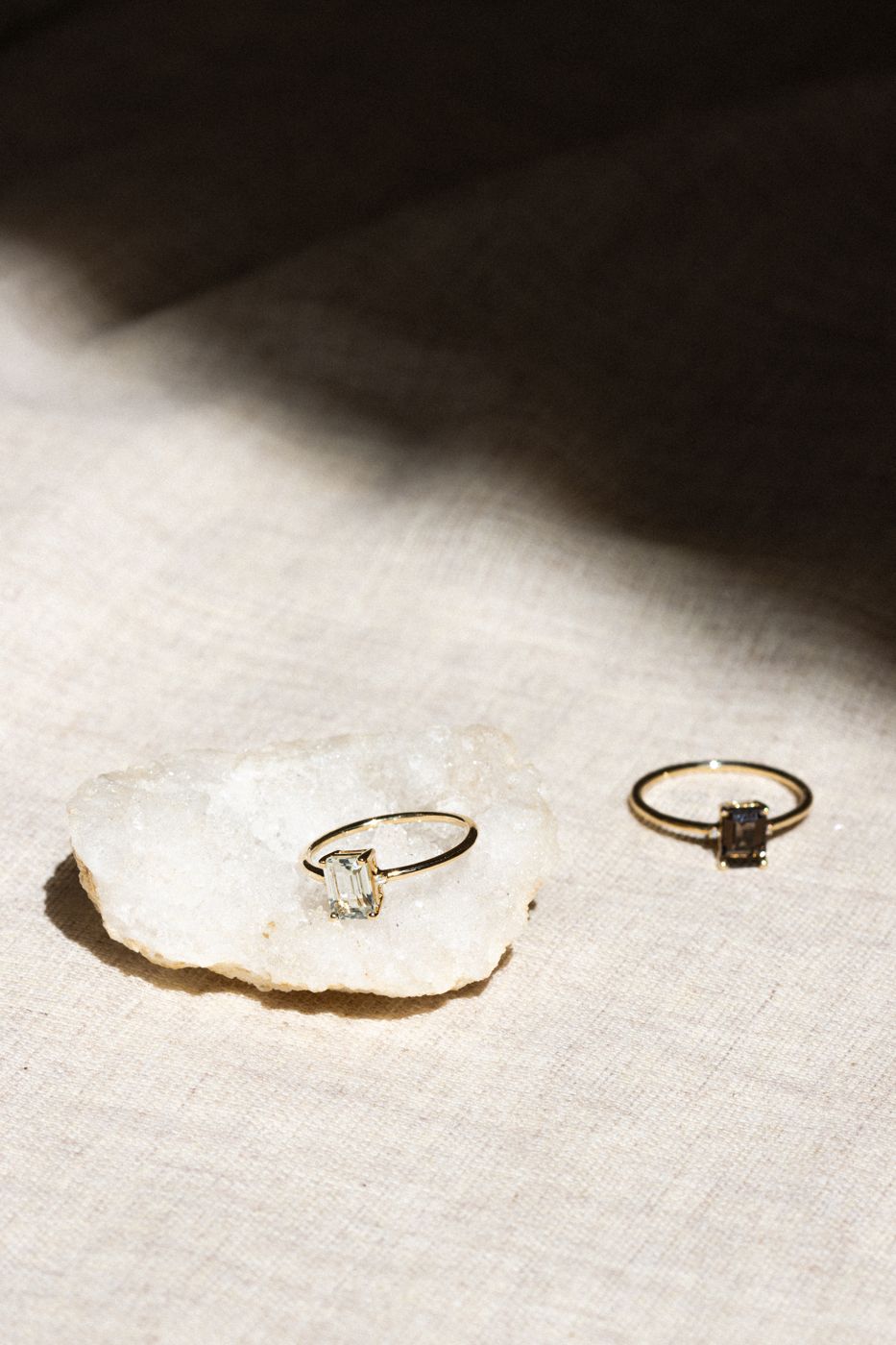 Productstyling met sieraden op steen en linnen achtergrond