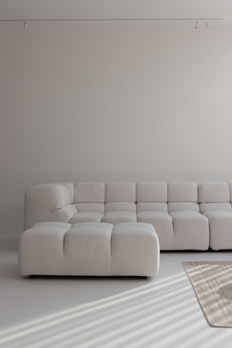 Set met warme materialen en textiel, opgebouwd voor een merkcampagne