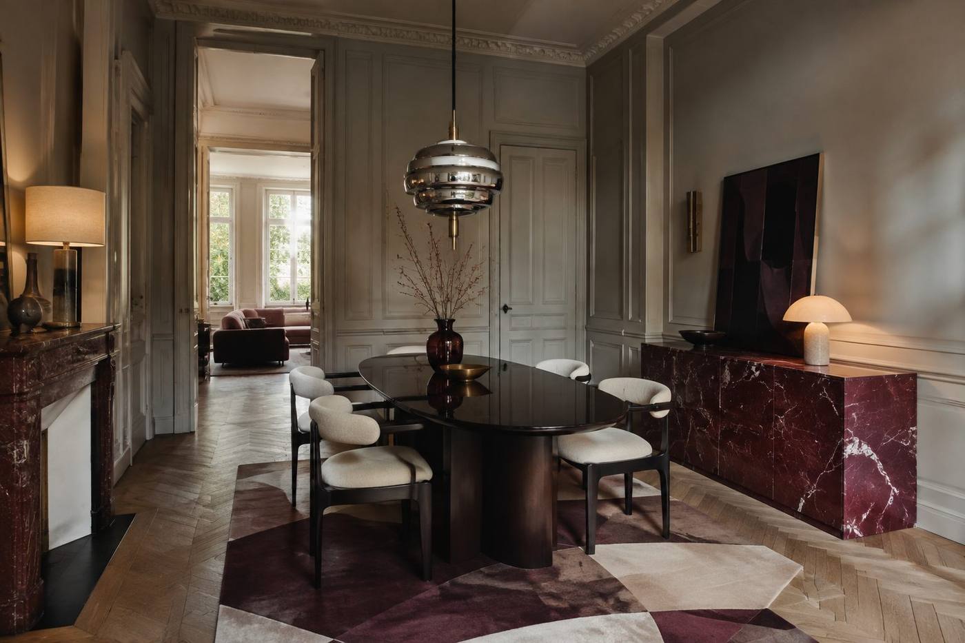 Eetkamer in Neo Deco stijl met ovale donkere eettafel, marmeren dressoir en klassieke wandpanelen